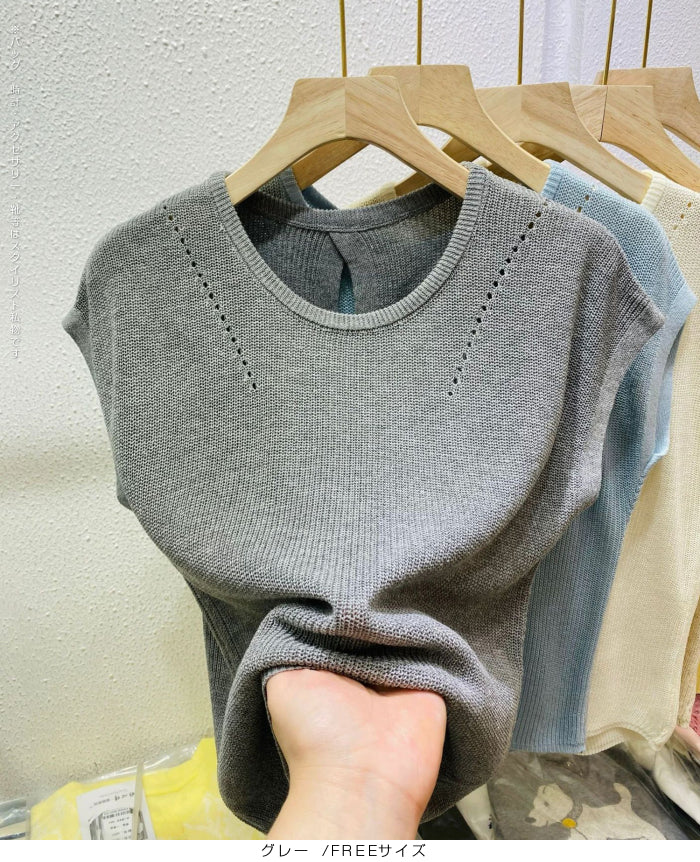 背中ボタン付きサマーシアーニット