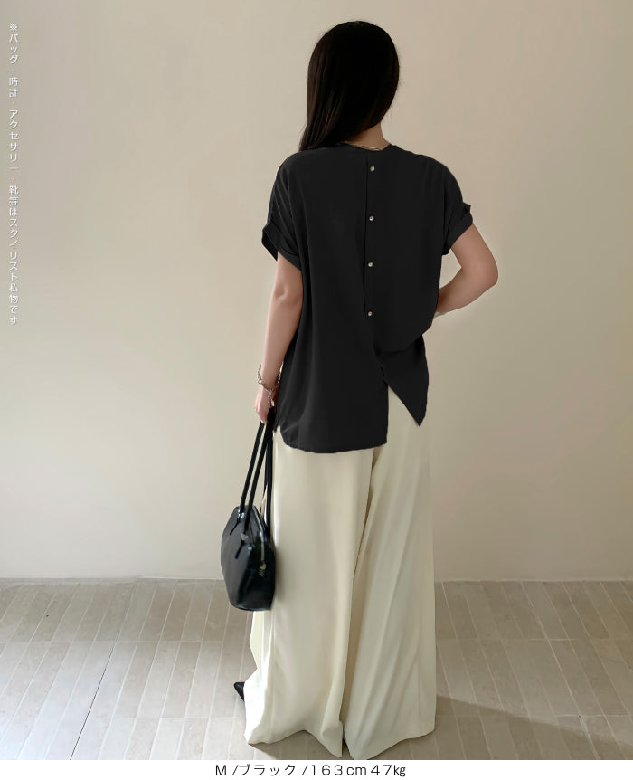 後ろボタンブラウス