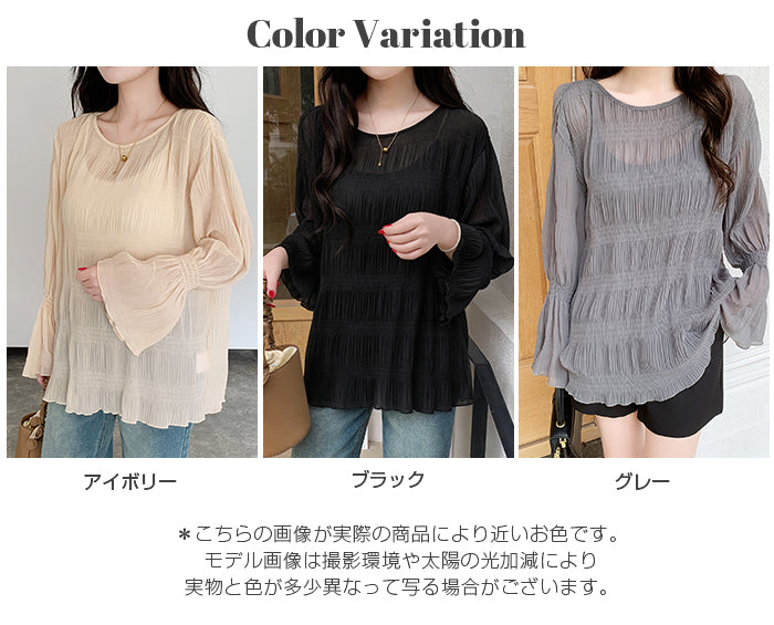 透け感が軽やかなシャーリングブラウス