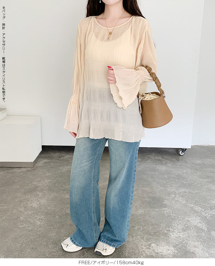 透け感が軽やかなシャーリングブラウス