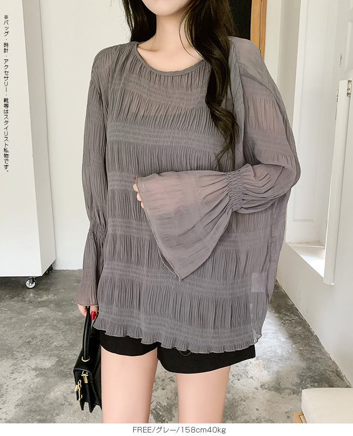 透け感が軽やかなシャーリングブラウス