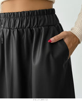 秋冬コーデに映えるエコレザースカート