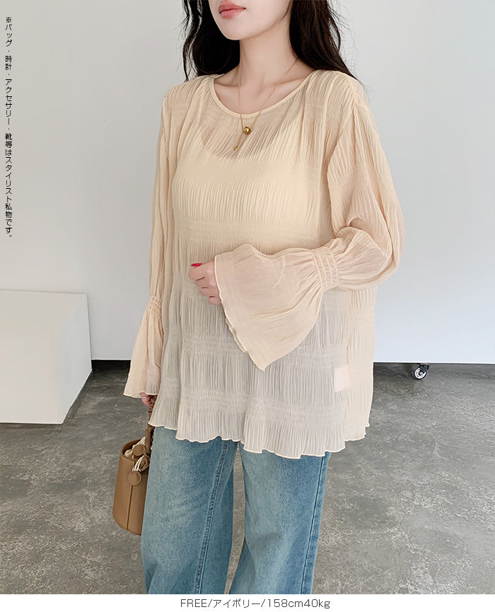 透け感が軽やかなシャーリングブラウス